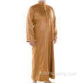 Les hommes islamiques portent du thobemuslim long kurta